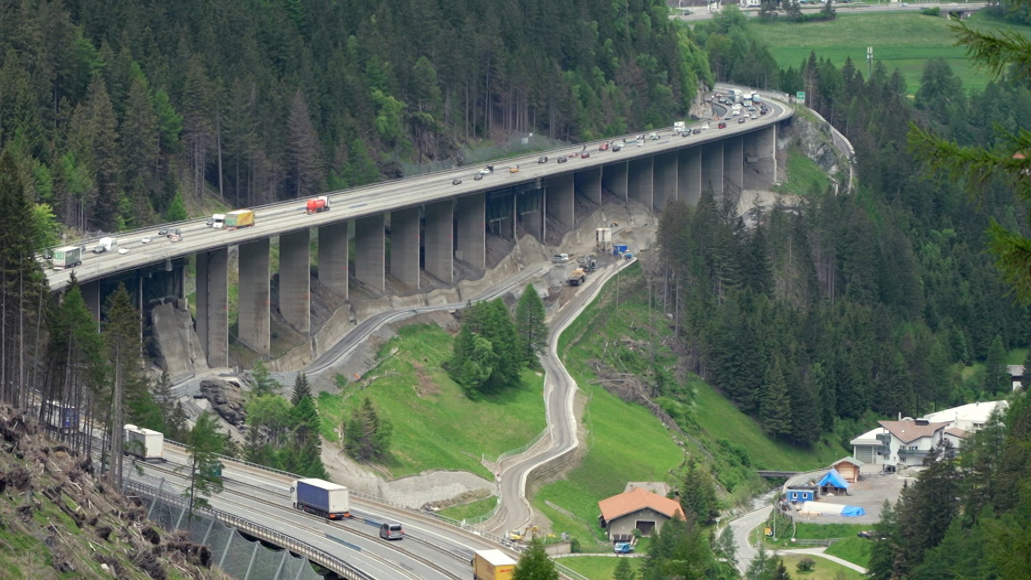 Die marode Luegbrücke auf der Brennerautobahn muss durch einen Neubau ersetzt werden. Ein Monsterprojekt - gerade jetzt vor Pfingsten. | Bild: BR Die marode Luegbrücke auf der Brennerautobahn muss durch einen Neubau ersetzt werden. Ein Monsterprojekt - gerade jetzt vor Pfingsten.