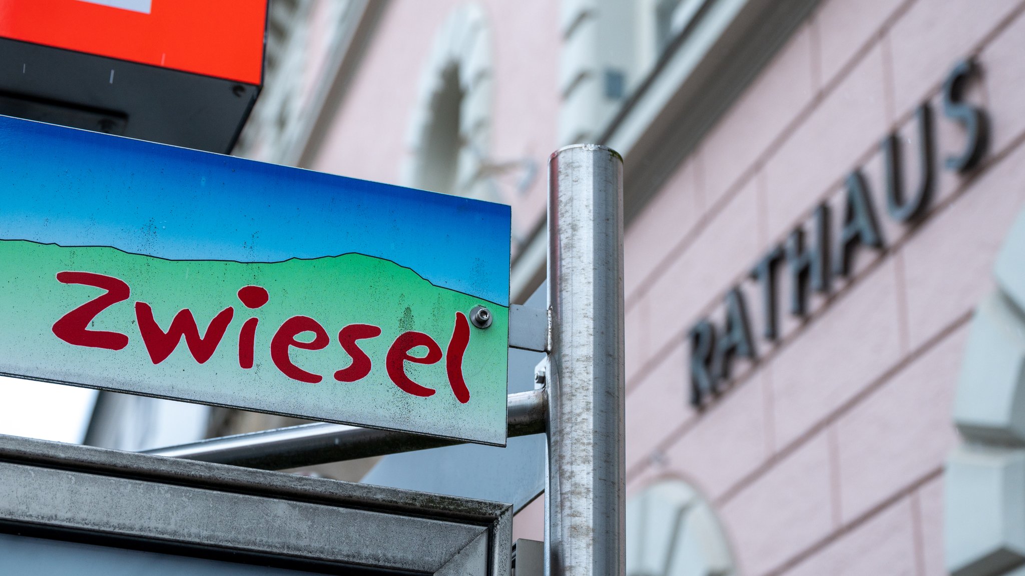 Ein Schild mit der Aufschrift "Zwiesel" vor dem Rathaus in der Stadt Zwiesel.