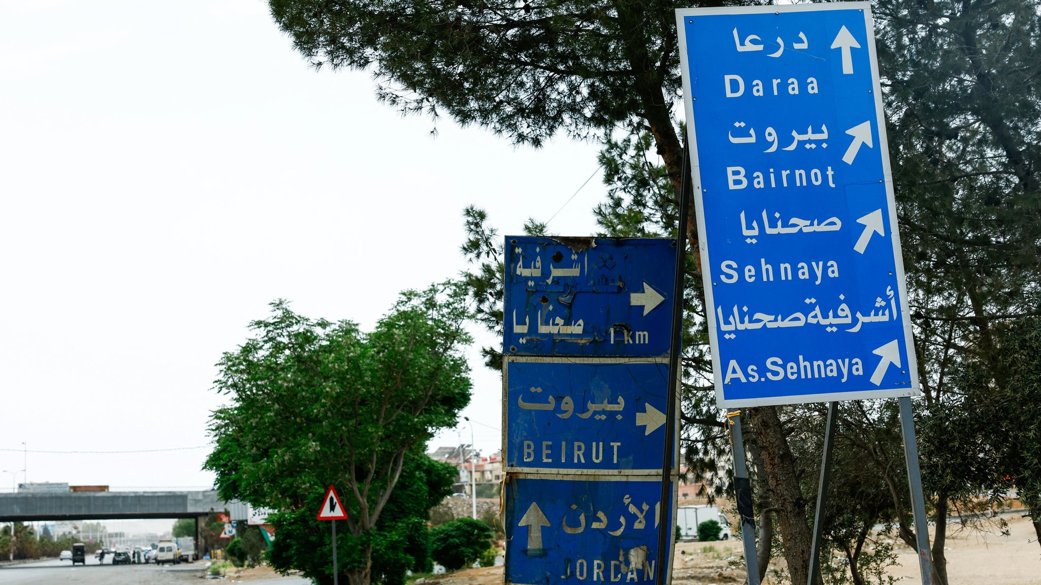 Straßenschilder am Eingang zur von Drusen bewohnten syrischen Stadt Sahnya. | Bild: REUTERS/Yamam Al Shaar Straßenschilder am Eingang zur von Drusen bewohnten syrischen Stadt Sahnya.