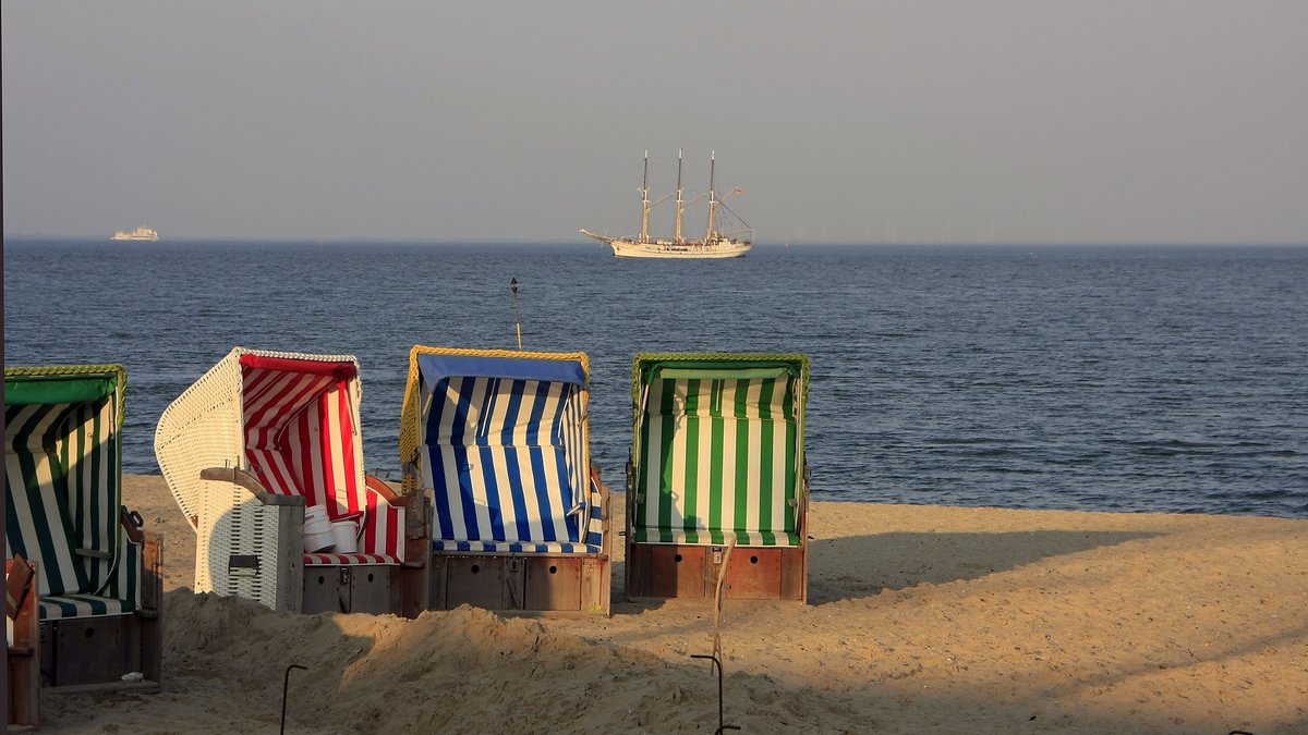 Strandkörbe auf der Insel Föhr - derzeit ist die Einreise für Touristen nach Schleswig-Holstein noch nicht erlaubt.