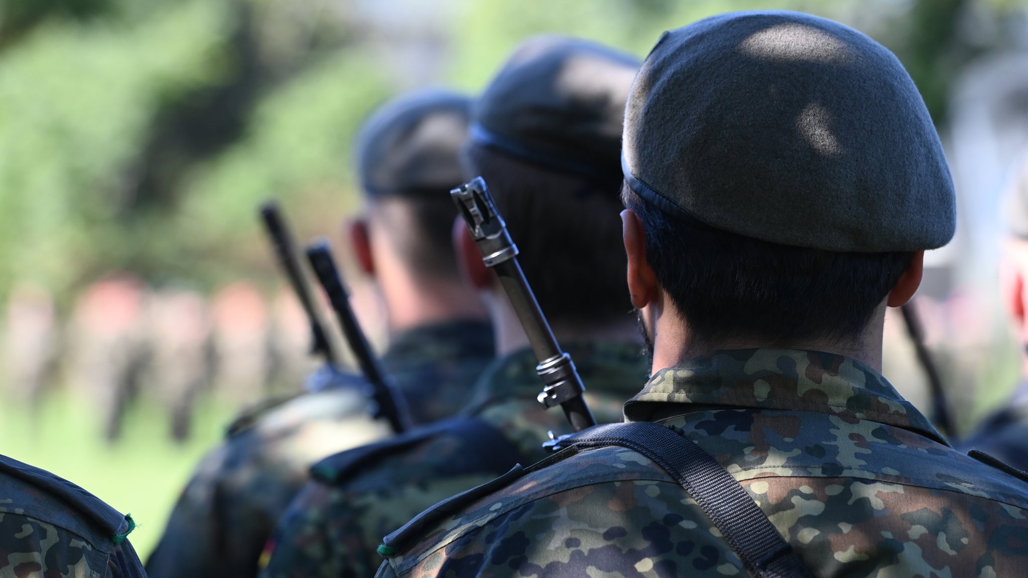 Soldaten haben sich aufgestellt, sie tragen Gewehre G36. | Bild: picture alliance / SvenSimon | Malte Ossowski/SVEN SIMON Soldaten haben sich aufgestellt, sie tragen Gewehre G36.