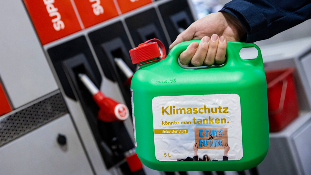 Benzin-Kanister mit Aufschrift E-Fuels for Future