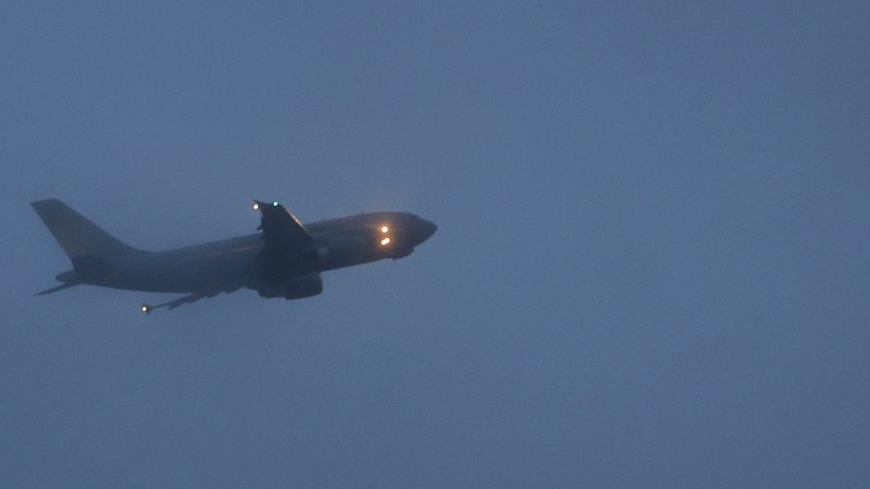 Ein Airbus der Luftwaffe, mit Covid-Intensivpatienten an Bord, startet über dem Allgäu-Airport in den Nebel.