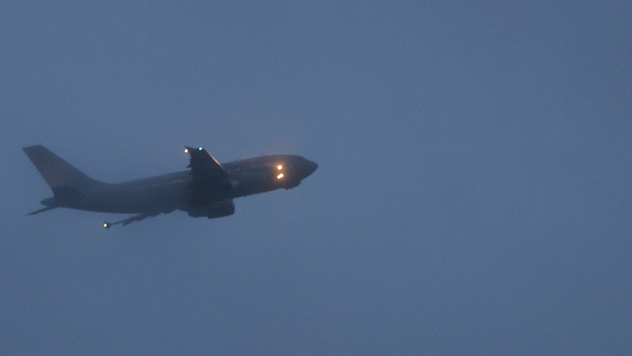 Ein Airbus der Luftwaffe, mit Covid-Intensivpatienten an Bord, startet über dem Allgäu-Airport in den Nebel.