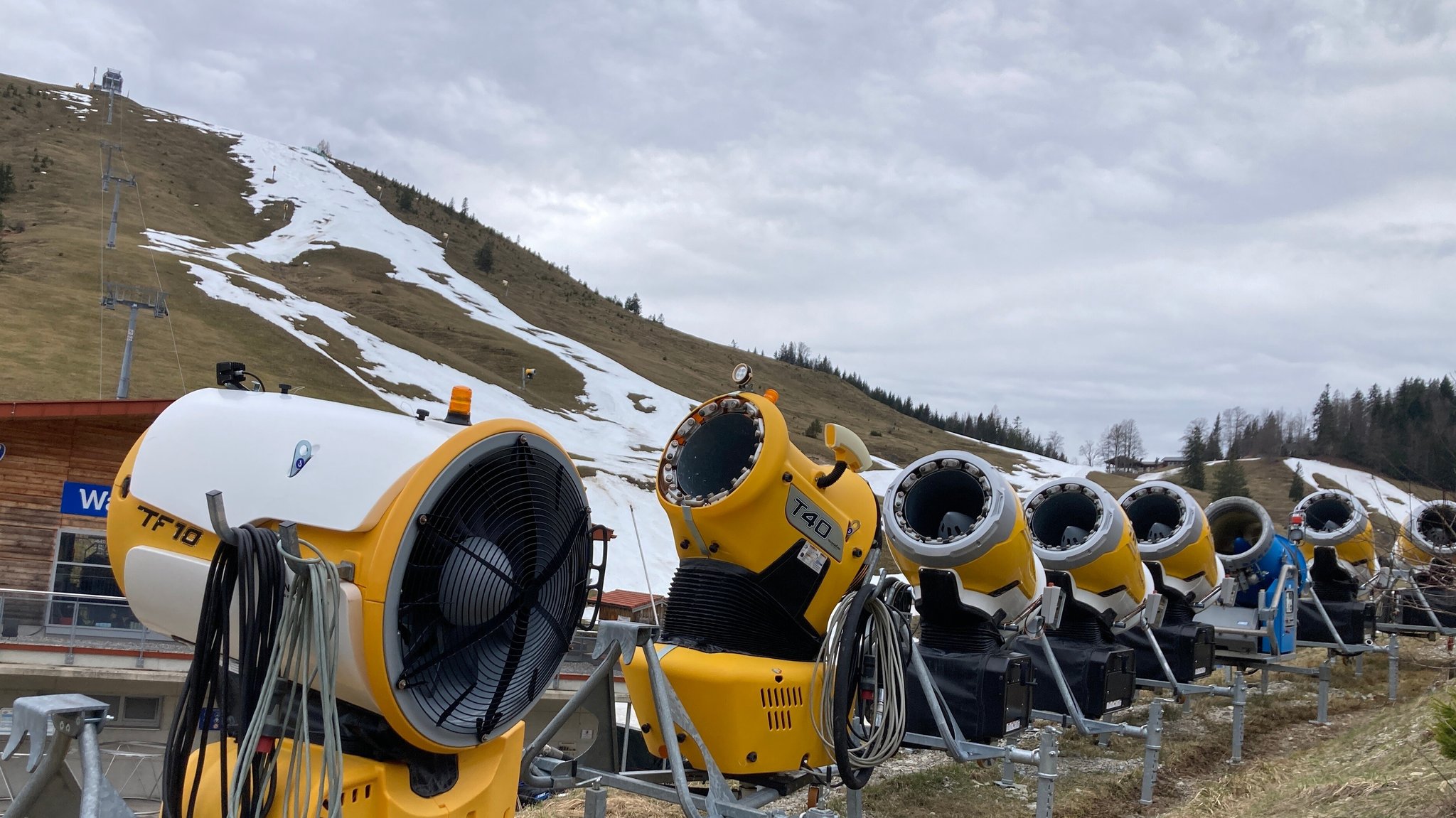Ist Skifahren noch umweltverträglich? | Bild: picture alliance/dpa | Sabine Dobel Ist Skifahren noch umweltverträglich?