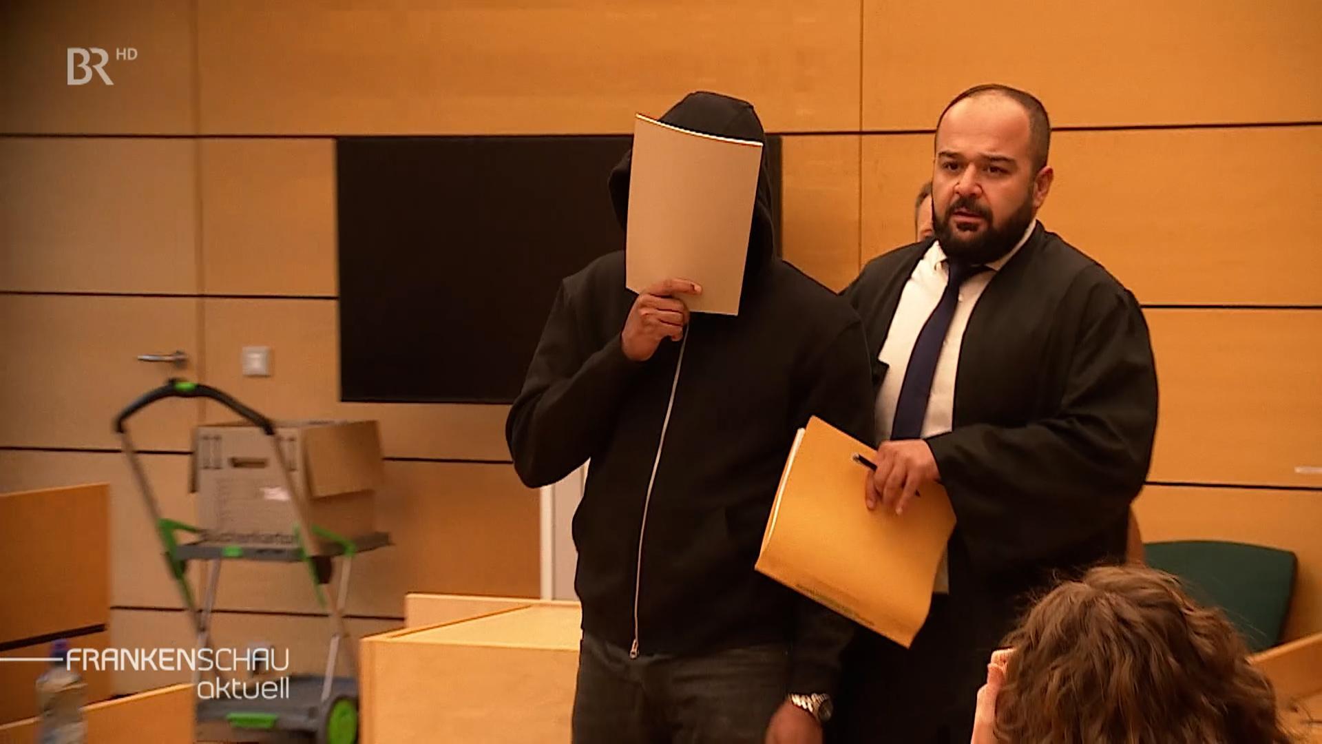 Angeklagter auf dem Weg ins Gericht.