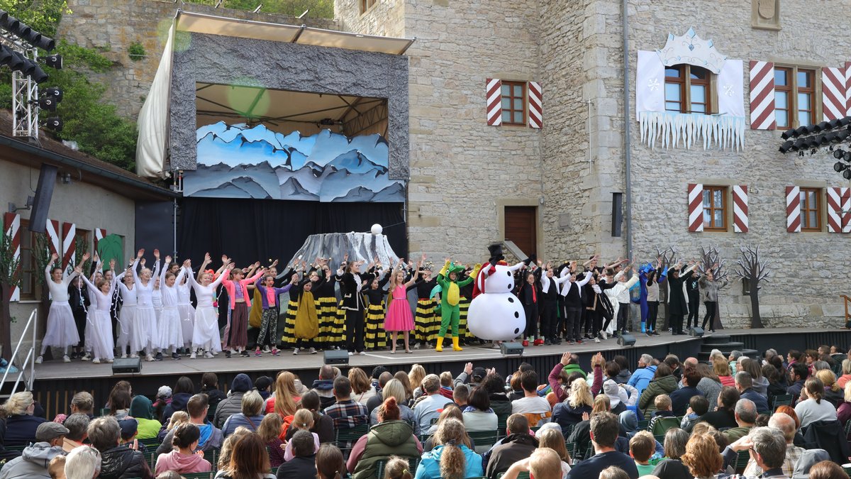 Bei dem Musical Tabaluga standen in Röttingen 72 Kinder gemeinsam auf der Bühne.
