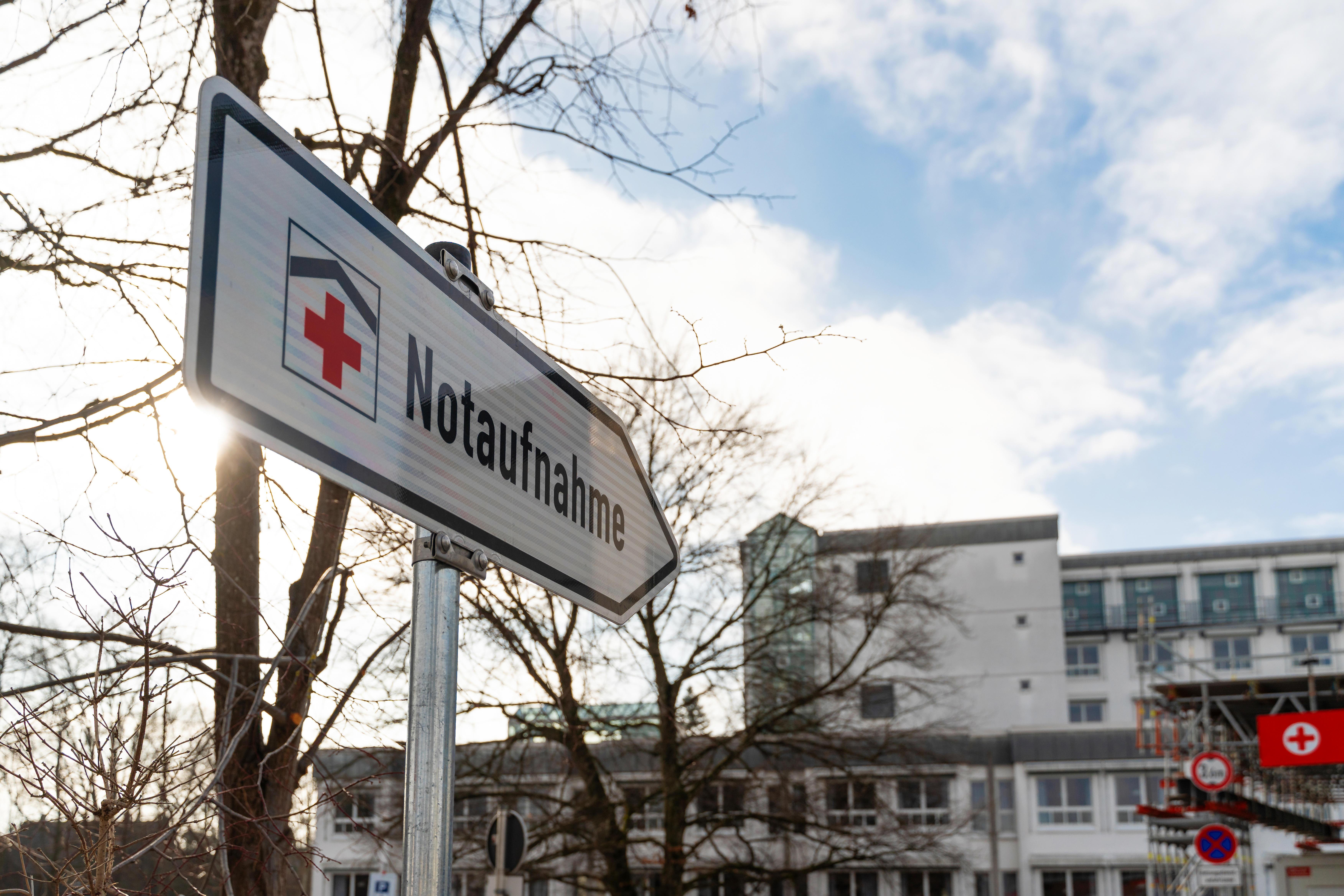 ARCHIV (01.02.2026). Symbolbild Krankenhäuser in Bayern. Ein Krankenhausgebäude im Hintergrund einer Notaufnahme steht symbolisch für medizinische Versorgung, Pflege und die strukturellen Herausforderungen des Gesundheitssystems und aktueller Reformdebatten.
