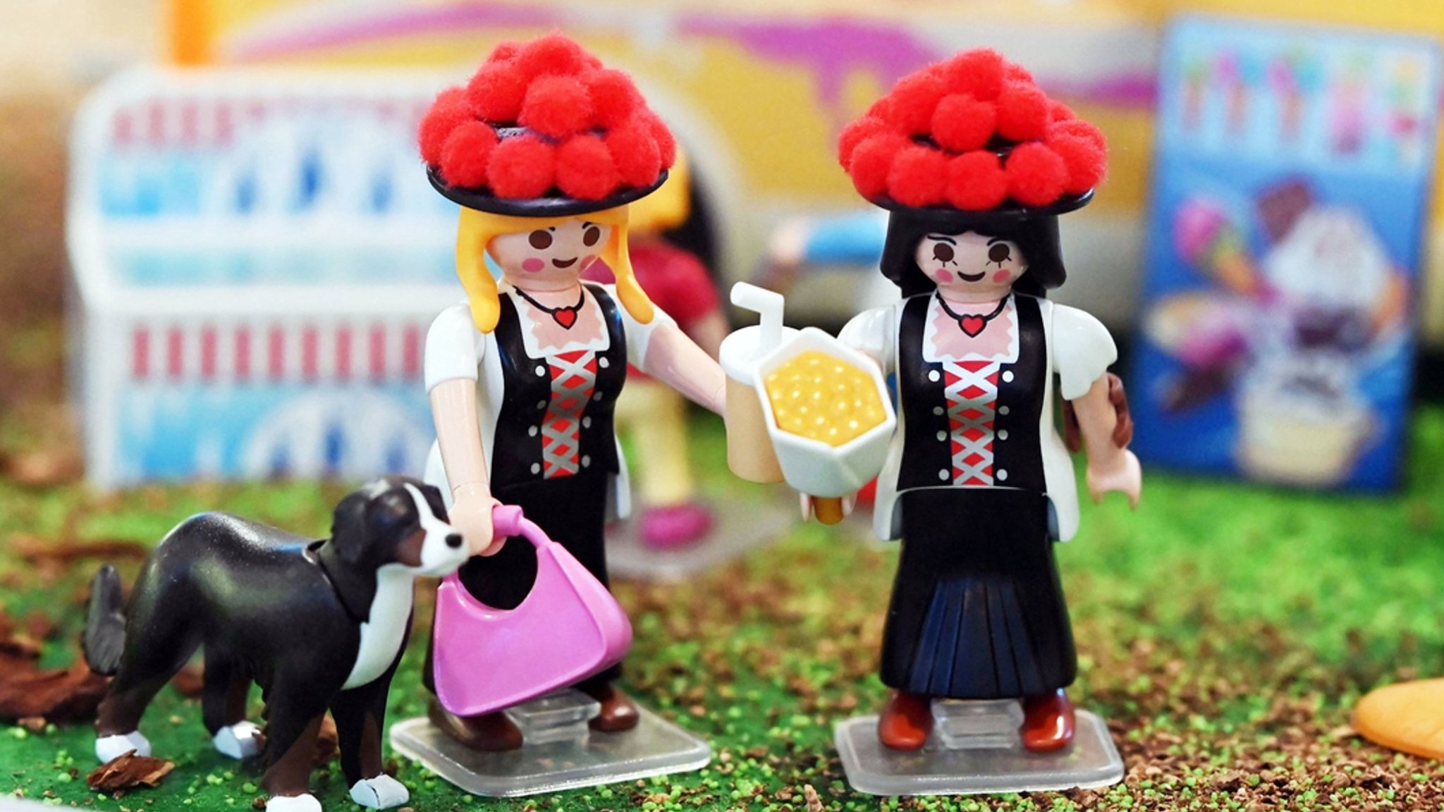 Zwei Playmobilfiguren in Schwarzwald-Tracht und ein Hund. | Bild: dpa-Bildfunk / Uli Deck Zwei Playmobilfiguren in Schwarzwald-Tracht und ein Hund.