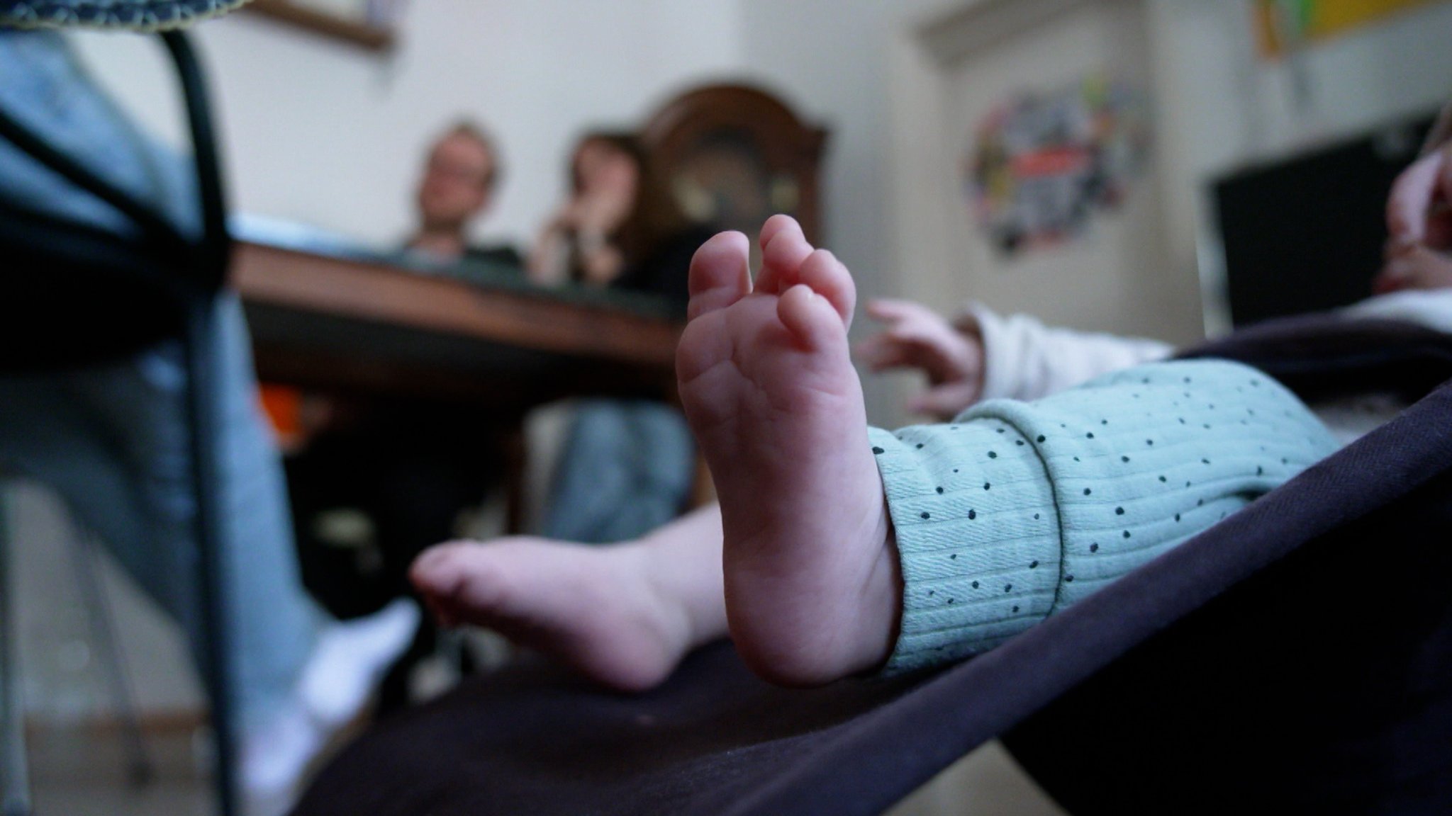 Babyfüße in einer Sitzschale
