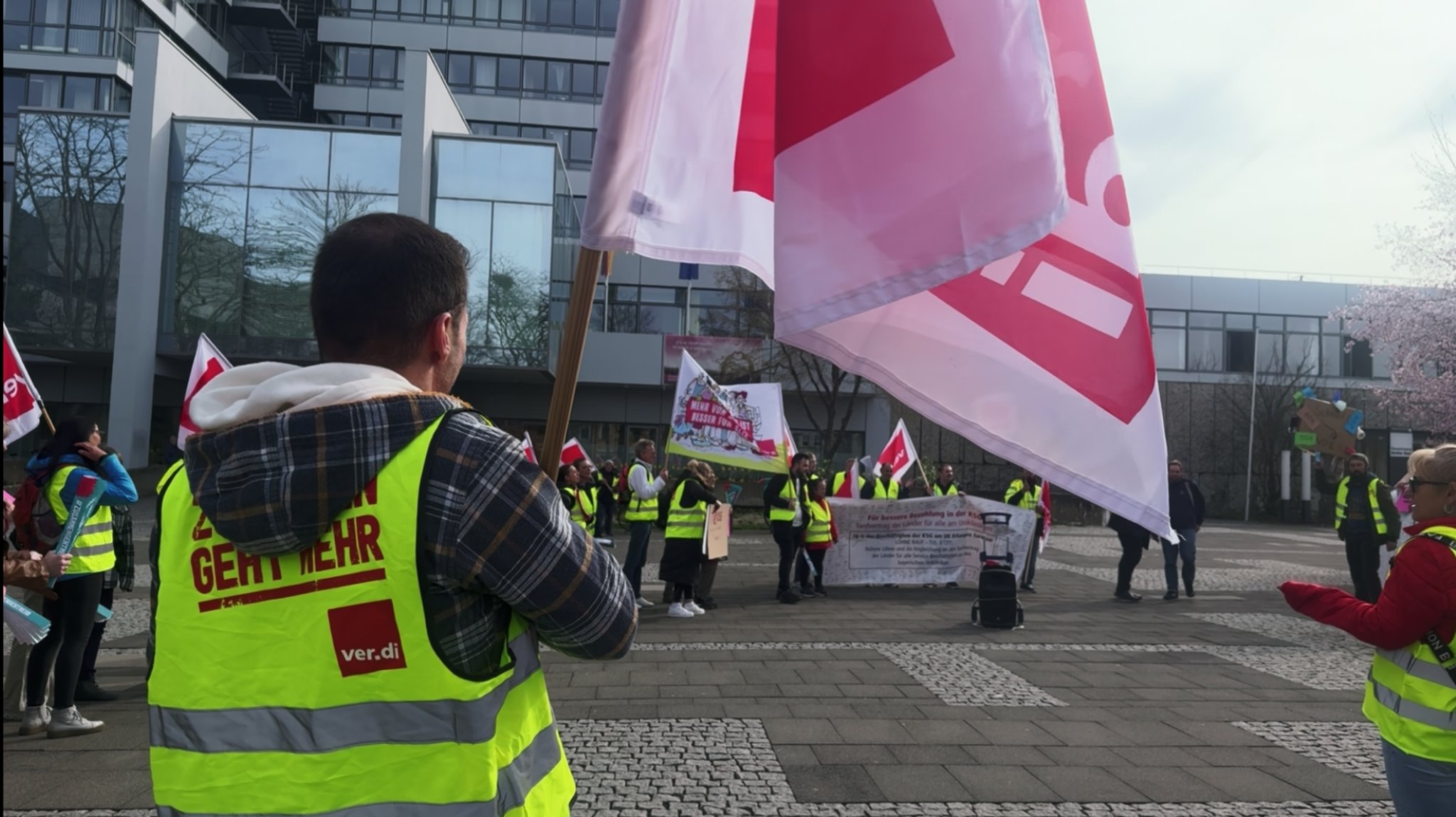 Kundgebung zum Warnstreik in Erlangen