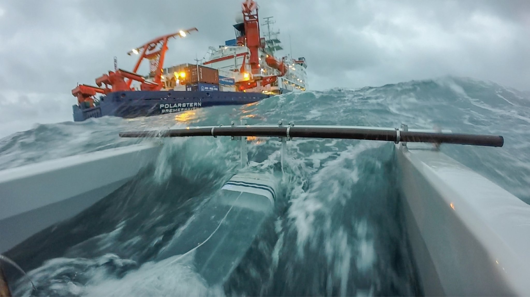 Ein Katamaran wird für eine Untersuchung der Plastikverschmutzung im Arktischen Ozean an die Seite des Eisbrechers Polarstern gezogen.