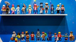 Unterschiedliche Figuren stehen während der Neuheitenschau der Spielwarenmesse am Stand von Playmobil. | Bild:dpa-Bildfunk/Daniel Karmann