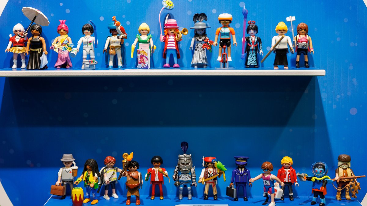 Unterschiedliche Figuren stehen während der Neuheitenschau der Spielwarenmesse am Stand von Playmobil.