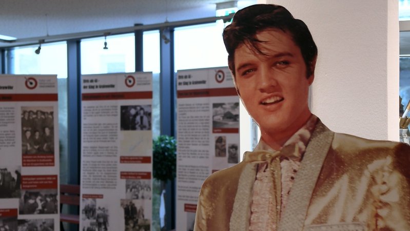 Sonderausstellung zu Elvis 90. Geburtstag im Kultur- und Militärmuseum in Grafenwöhr. | Bild: BR/Margit Ringer Sonderausstellung zu Elvis 90. Geburtstag im Kultur- und Militärmuseum in Grafenwöhr.