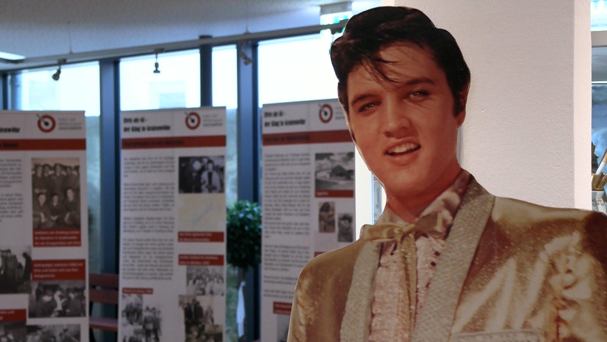 Sonderausstellung zu Elvis 90. Geburtstag im Kultur- und Militärmuseum in Grafenwöhr.