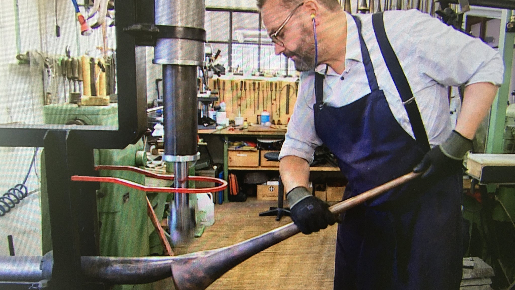 Der Meister bei der Arbeit: Peter Baumann formt das Schallrohr