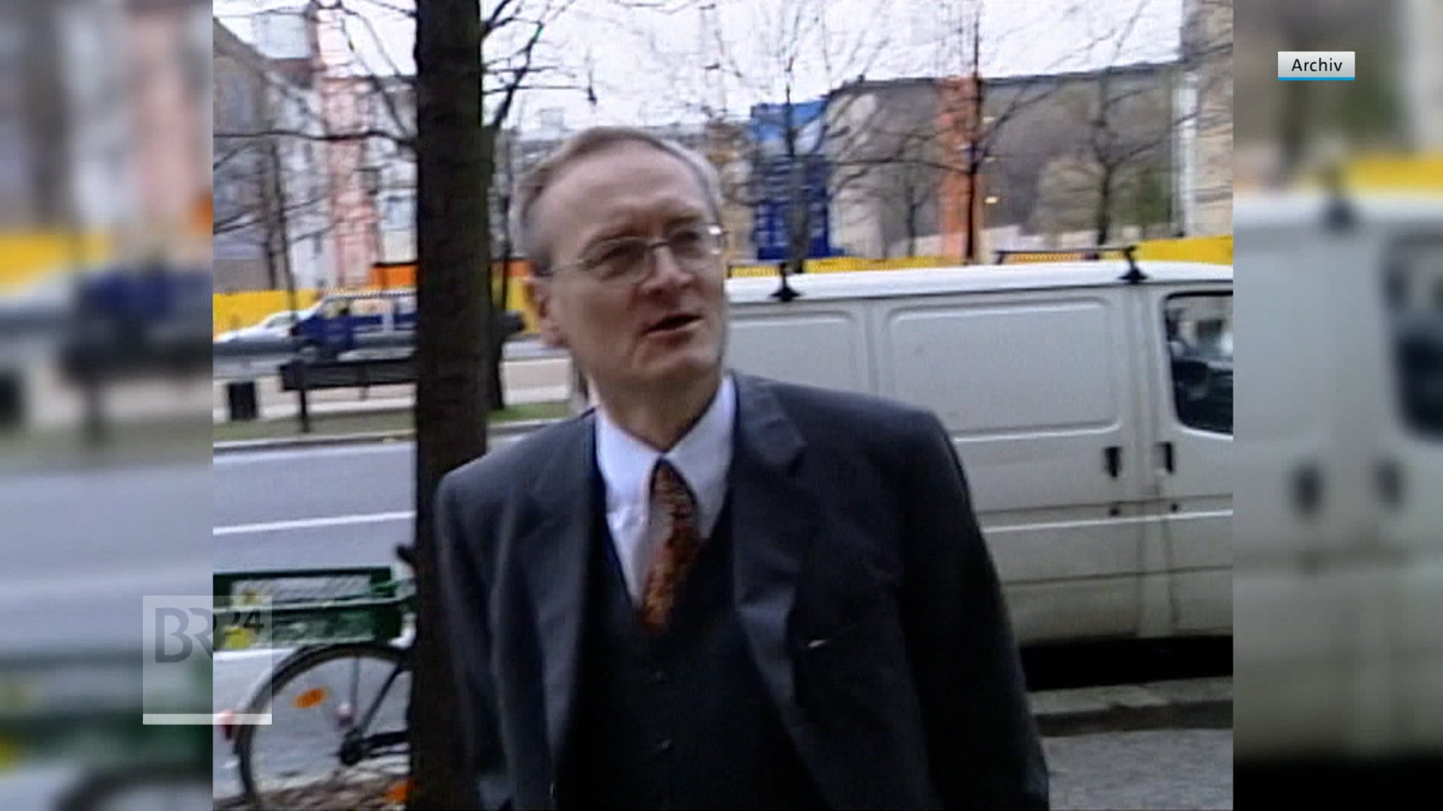 Er sollte Deutschlands Geheimnisse schützen. Jetzt steht der frühere Chef des Bundesnachrichtendienstes selbst unter Spionageverdacht: August Hanning ist heute Morgen festgenommen worden. Im Interview: ARD-Terrorismusexperte Holger Schmidt. | Bild: Bayerischer Rundfunk 2026 Er sollte Deutschlands Geheimnisse schützen. Jetzt steht der frühere Chef des Bundesnachrichtendienstes selbst unter Spionageverdacht: August Hanning ist heute Morgen festgenommen worden. Im Interview: ARD-Terrorismusexperte Holger Schmidt.