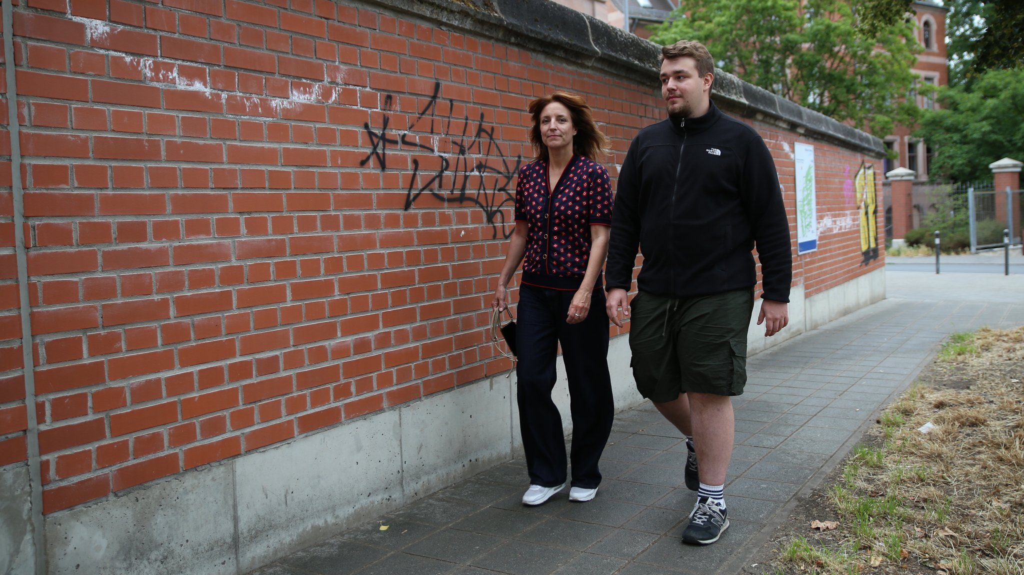 Kerstin und Karl laufen aufs Klinikum Nürnberg zu. | Bild: BR / Isabel Pogner Kerstin und Karl laufen aufs Klinikum Nürnberg zu.
