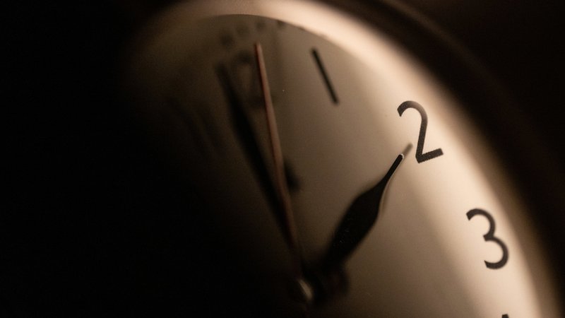 Zu sehen sind Zeiger und die Ziffern 1 bis 3 einer Uhr | Bild: dpa-Bildfunk/Marijan Murat Zu sehen sind Zeiger und die Ziffern 1 bis 3 einer Uhr