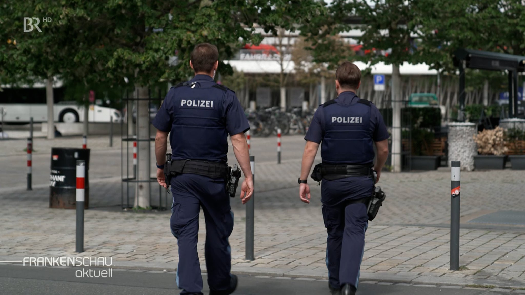 Zwei Polizisten laufen nebeneinander in der Nähe des Nürnberger Hauptbahnhofs. | Bild: BR Zwei Polizisten laufen nebeneinander in der Nähe des Nürnberger Hauptbahnhofs.