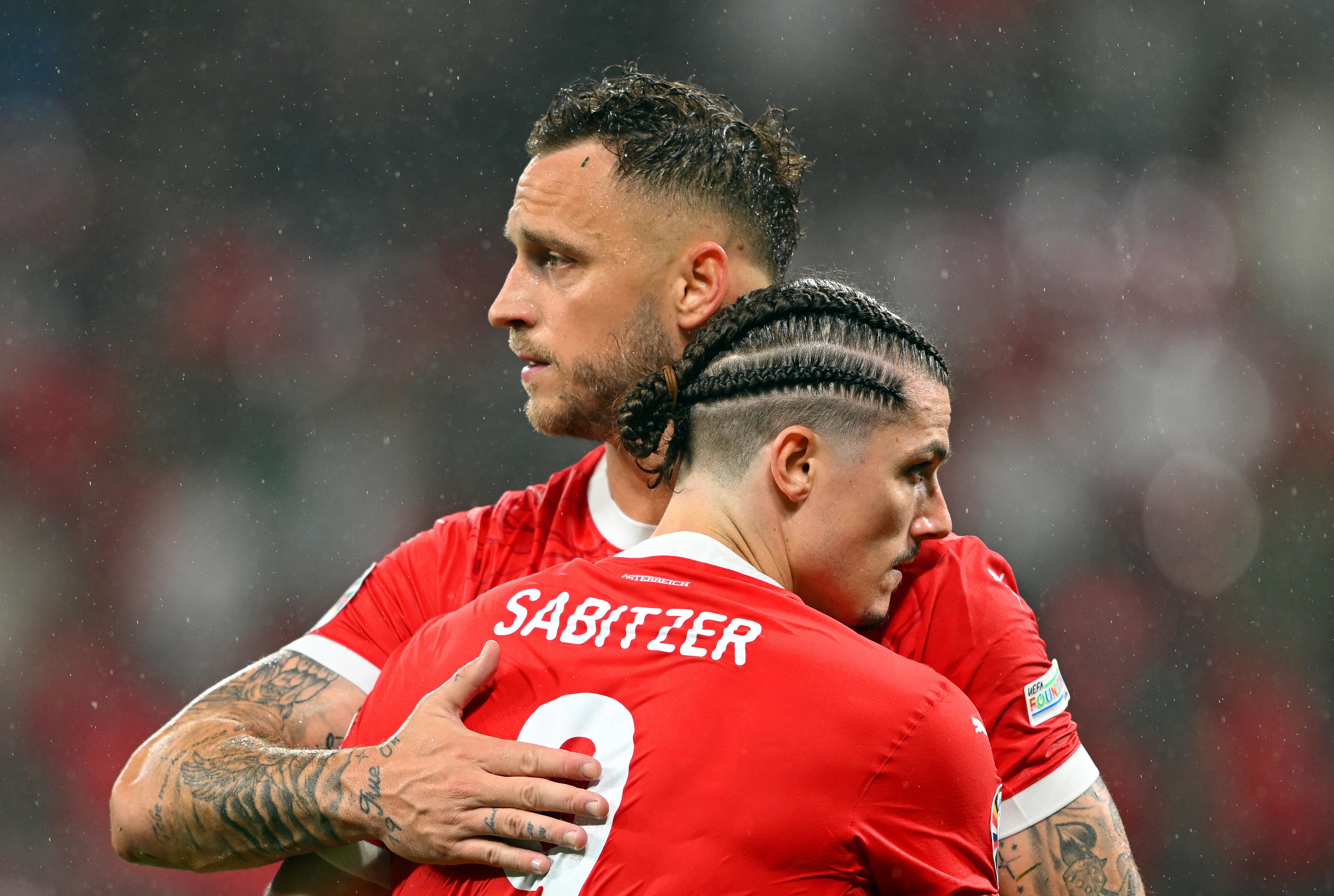 Österreichs Spieler Marcel Sabitzer (vorne) und Marko Arnautovic reagieren nach dem Spiel.