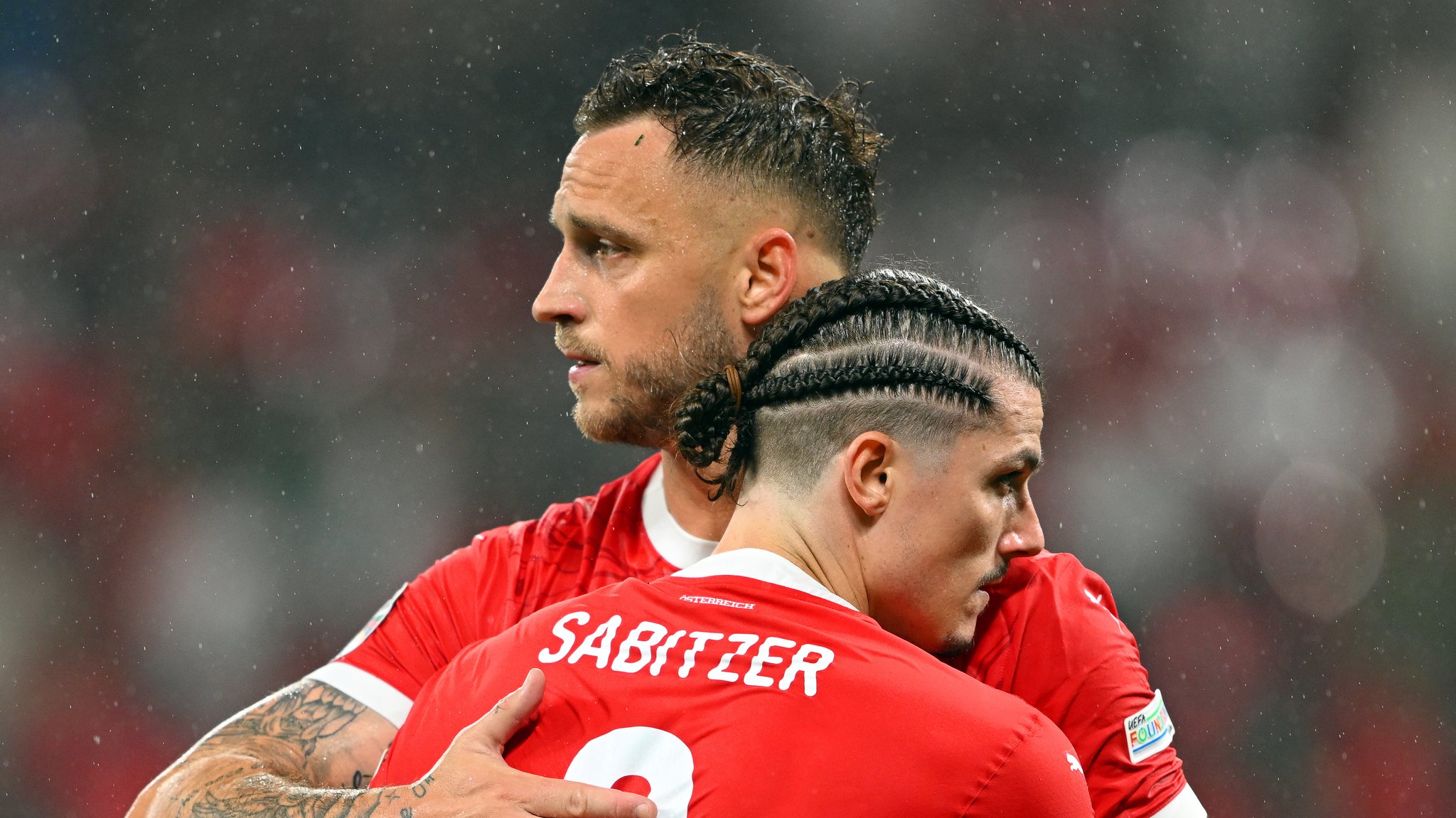 Österreichs Spieler Marcel Sabitzer (vorne) und Marko Arnautovic reagieren nach dem Spiel.