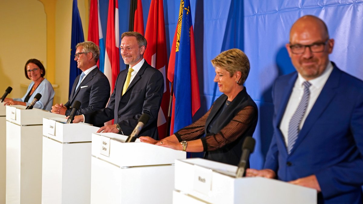 Bundesfinanzminister Lindner (M) mit seinen Amtskollegen (l-r) Yuriko Backes (Luxemburg), Magnus Brunner (Österreich), Karin Keller-Sutter (Schweiz) und Daniel Risch (Liechtenstein)