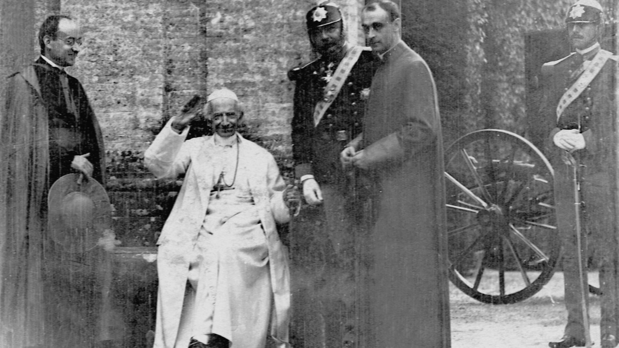 Papst Leo XIII. (seit 1878), eigtl. Vincenzo Gioacchino Pecci (1810-1903), vor dem Vatikan in Begleitung von Kirchenmännern.