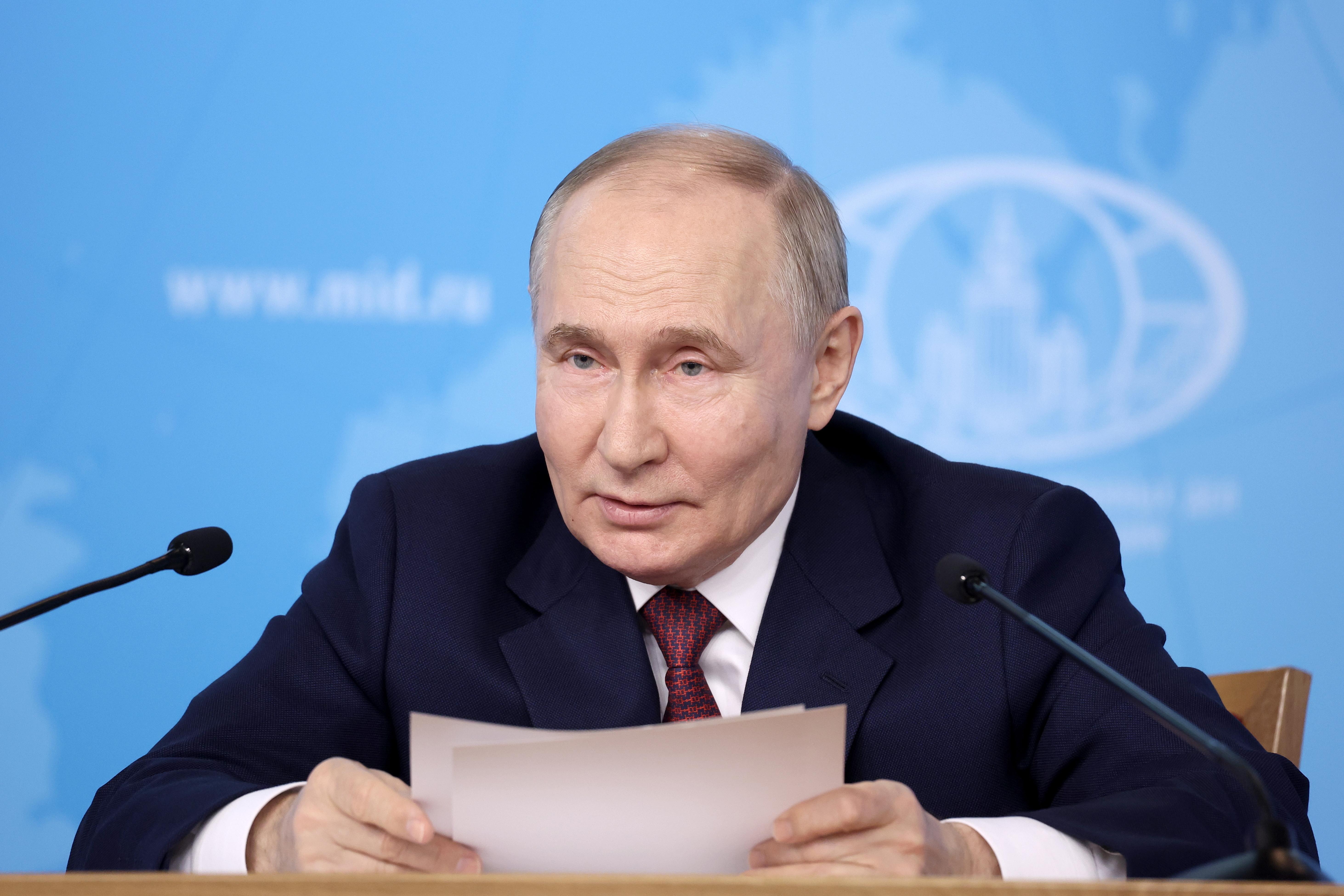 Der Präsident mit einem Manuskript in der Hand