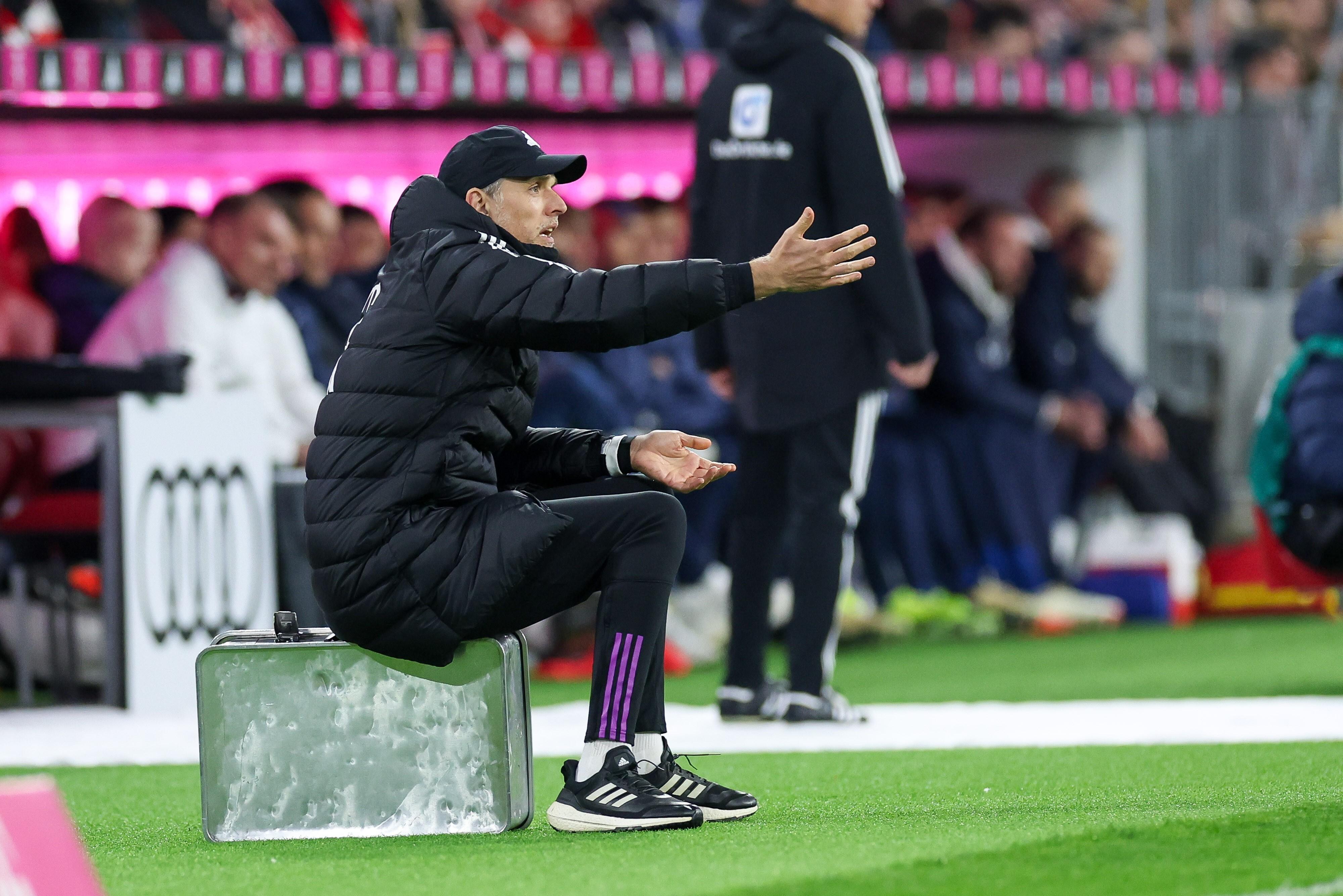 Thomas Tuchel auf einem Koffer sitzend gegen RB Leipzig