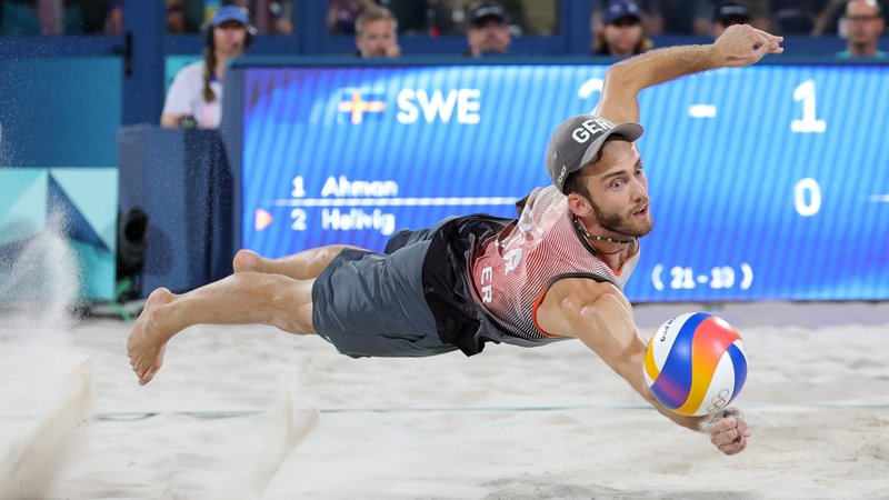 Clemens Wickler hechtet nach dem Ball. | Bild: picture alliance/dpa | Rolf Vennenbernd Clemens Wickler hechtet nach dem Ball.