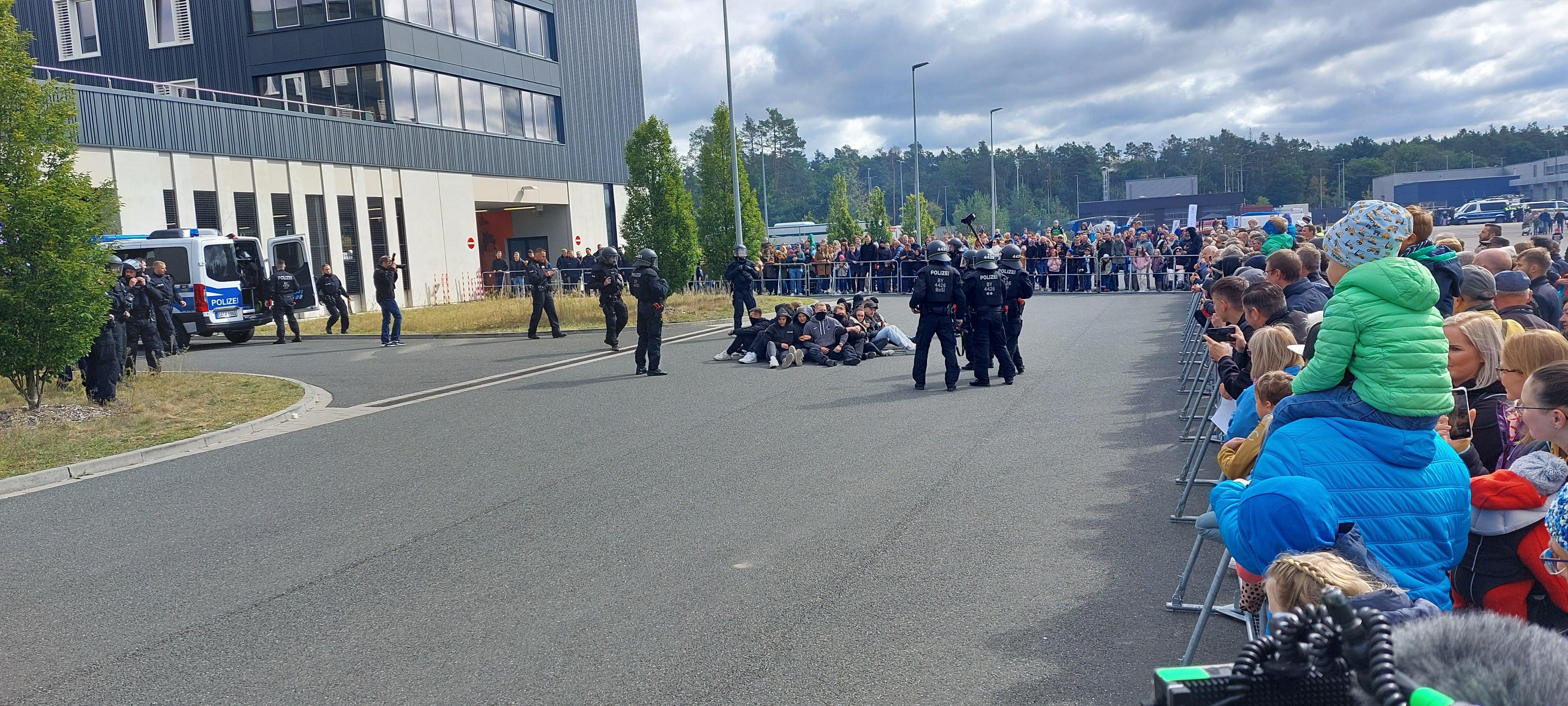 Die Bereitschaftspolizei demonstriert den Besuchern, wie eine Sitzblockade aufgelöst wird.