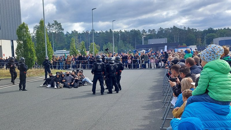 Die Bereitschaftspolizei demonstriert den Besuchern, wie eine Sitzblockade aufgelöst wird. | Bild: BR24 / Florian Deglmann Die Bereitschaftspolizei demonstriert den Besuchern, wie eine Sitzblockade aufgelöst wird.
