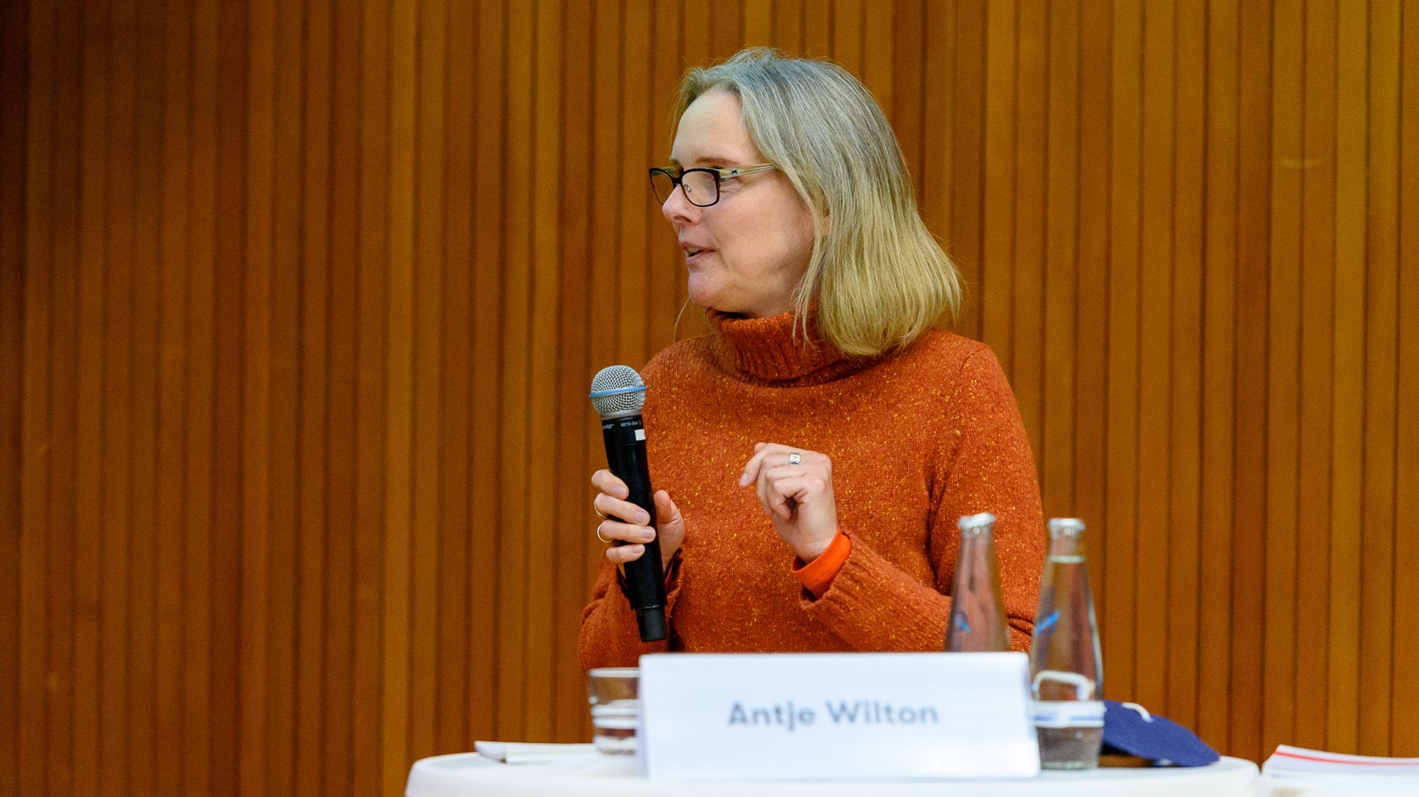 Prof. Antje Wilton bei einer Podiumsdiskussion an der FU Berlin