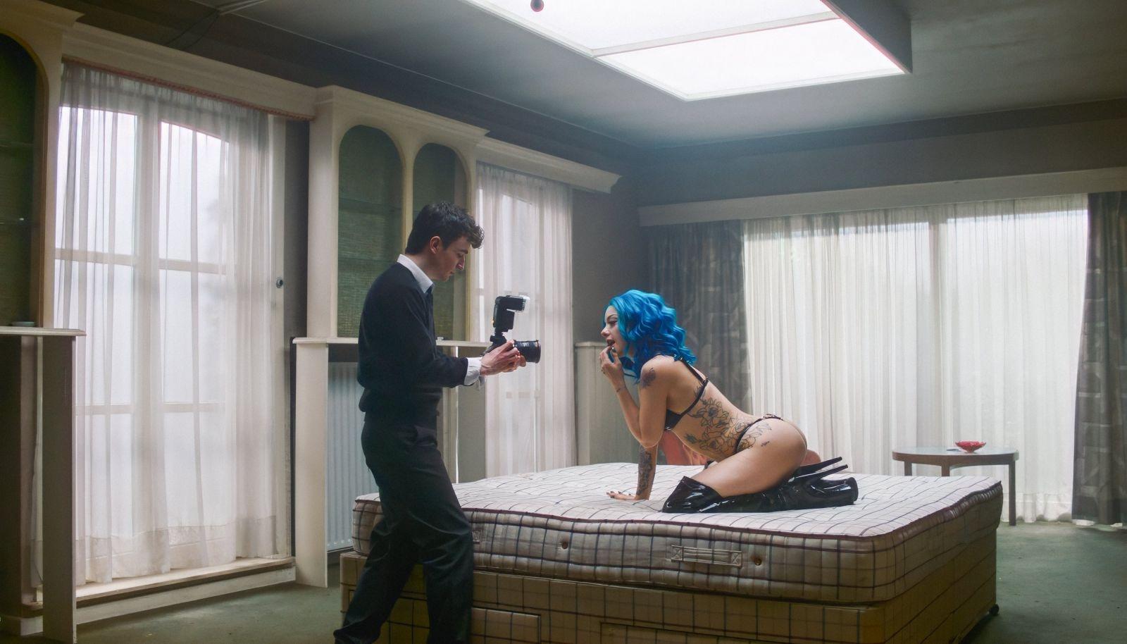 Alec mit einer Porno-Darstellerin. Szene Aus "Truly Naked" | Bild:mm-film / Myrthe Mostermann