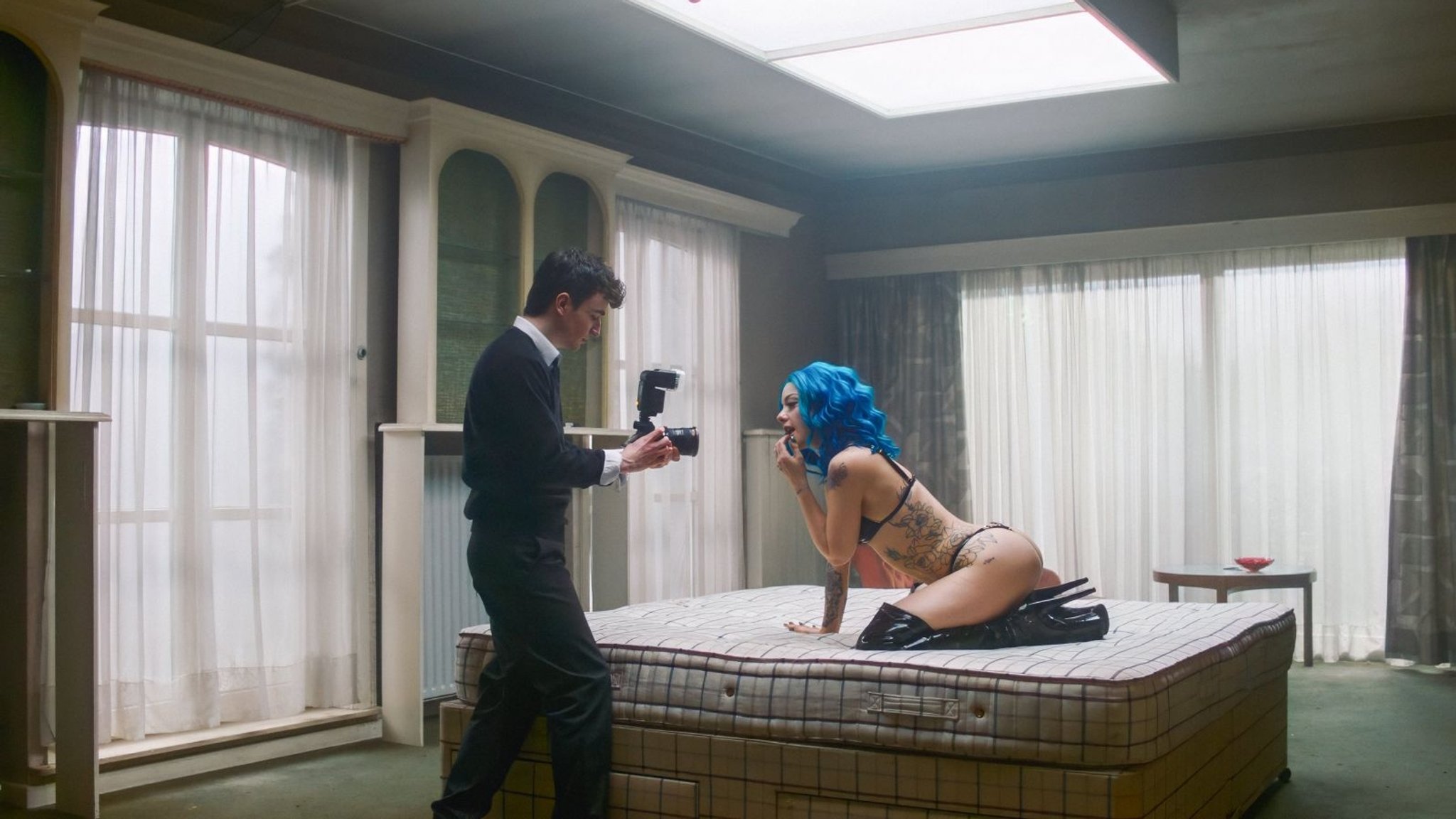 Alec mit einer Porno-Darstellerin. Szene Aus "Truly Naked"