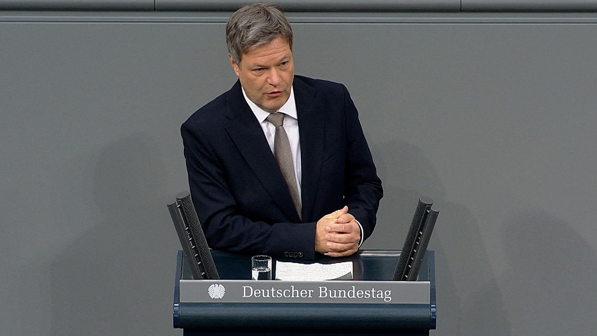 In seiner Regierungserklärung im Bundestag zeichnet Bundeswirtschaftsminister Robert Habeck ein trübes Bild der deutschen Wirtschaft.