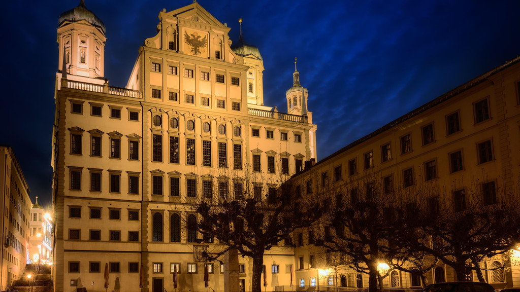 Das Augsburger Rathaus, erleuchtet im Dämmerlicht