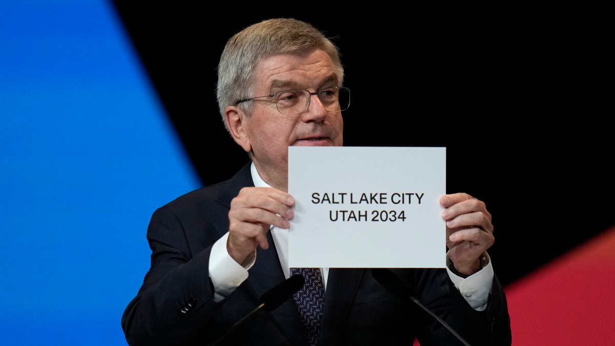 IOC-Präsident Thomas Bach präsentiert den gastgeber der Olympischen Winterspiele 2034