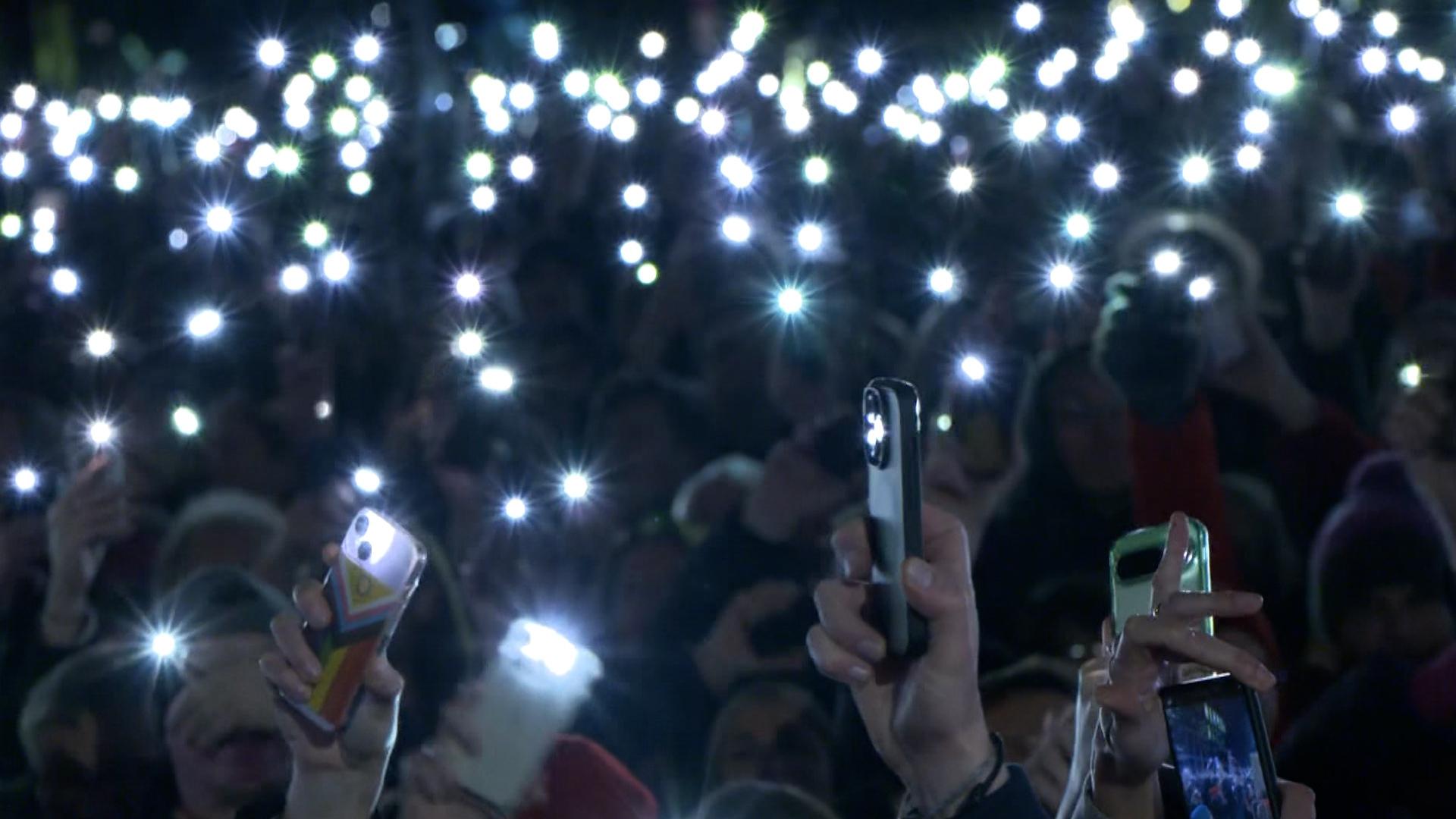 Am Donnerstag haben in mehreren bayerischen Städten Menschen gegen die gemeinsame Abstimmung von Union und AfD in der Asylfrage protestiert.