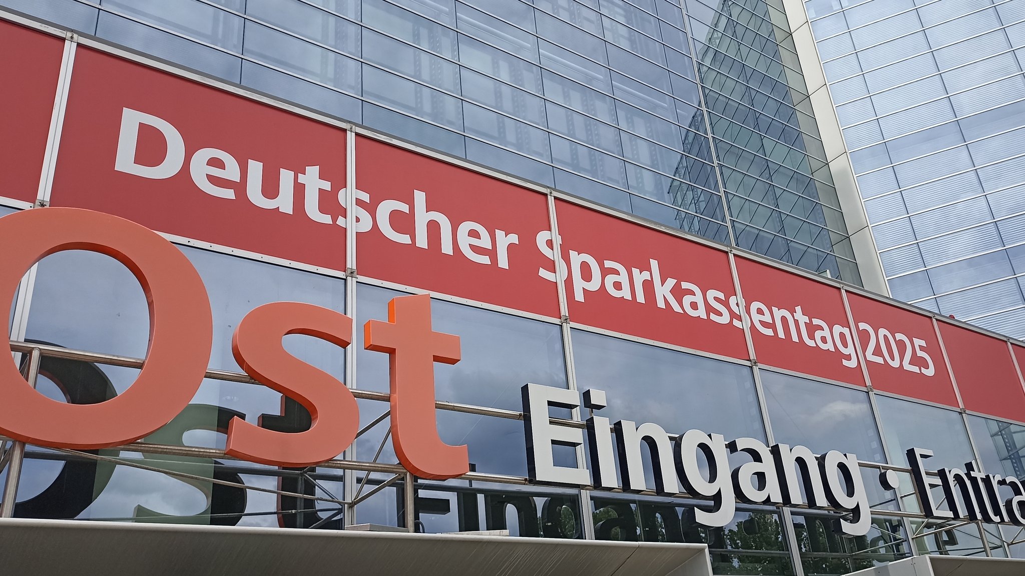 Eingang zur NürnbergMesse, wo der Deutsche Sparkassentag stattfindet