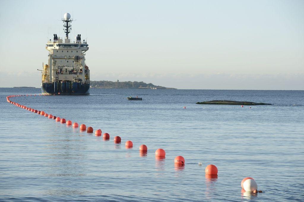ARCHIV - 12.10.2015, Finnland, Helsinki: Das Installationsschiff "Ile de Brehat" verlegt das Sea-Lion-Unterseekabels (C-Lion) im Garnisonsgebiet Santahamina. Die Betreiber haben einen Fehler in dem unterseeischen Datenkabel Cinia C-Lion1 entdeckt. Foto: Heikki Saukkomaa/Lehtikuva/dpa +++ dpa-Bildfunk +++