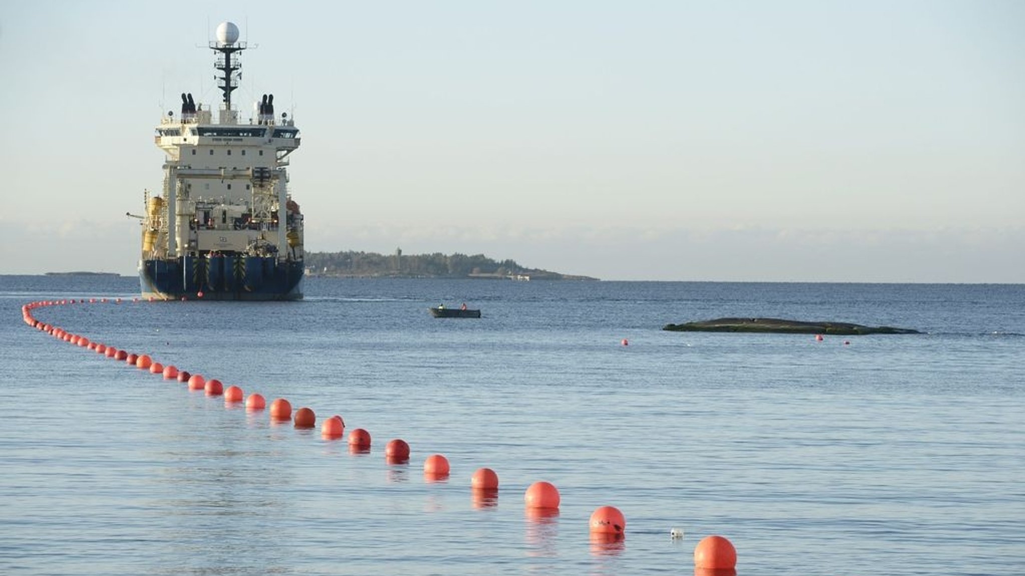 ARCHIV - 12.10.2015, Finnland, Helsinki: Das Installationsschiff "Ile de Brehat" verlegt das Sea-Lion-Unterseekabels (C-Lion) im Garnisonsgebiet Santahamina. Die Betreiber haben einen Fehler in dem unterseeischen Datenkabel Cinia C-Lion1 entdeckt. Foto: Heikki Saukkomaa/Lehtikuva/dpa +++ dpa-Bildfunk +++