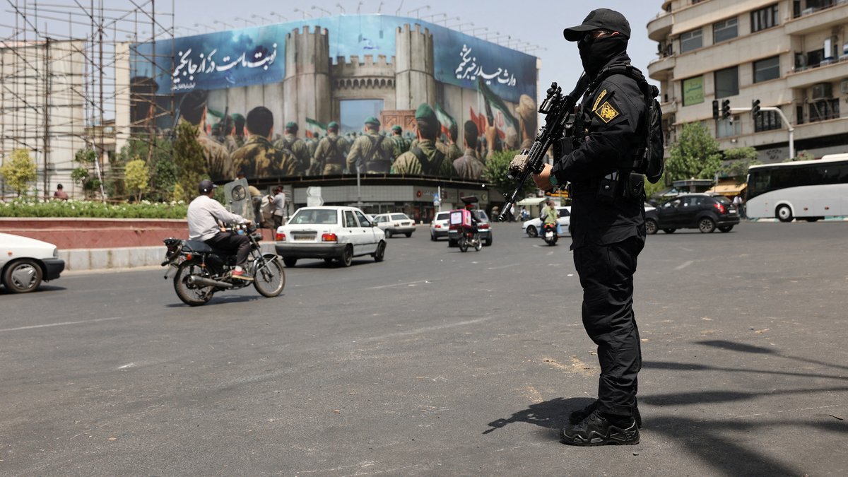 Szene aus Irans Hauptstadt Teheran am Dienstagvormittag, kurz nachdem die Waffenruhe zwischen Israel und dem Iran beginnen sollte.