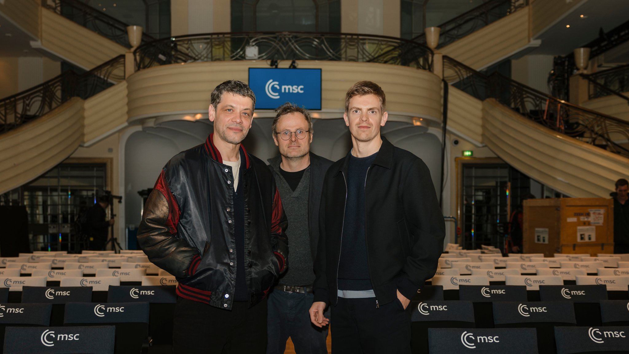 Von links: Carlo Ljubek, Regisseur Lancelot von Naso und Ferdinand Hofer bei den Tatort-Dreharbeiten während der Münchner Sicherheitskonferenz