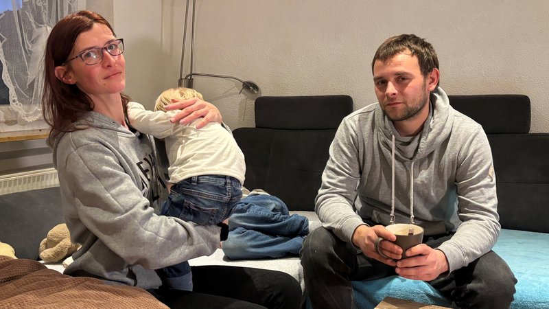 Eltern mit Kind auf dem Sofa. Sie suchen eine neue Wohnung. | Bild: BR/Judith Zacher Eltern mit Kind auf dem Sofa. Sie suchen eine neue Wohnung.