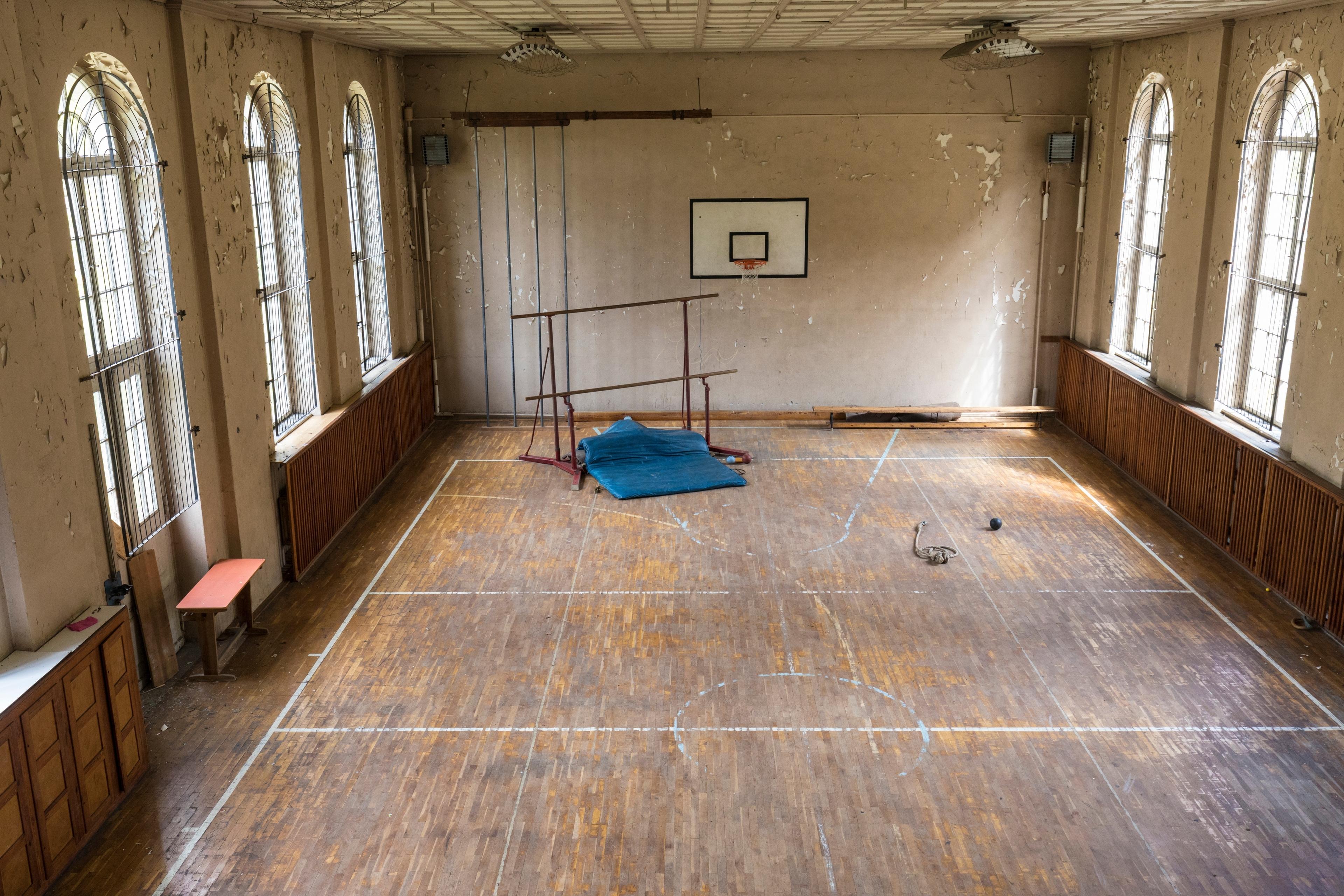 Eine alte ungenutzte Turnhalle mit hohen Decken