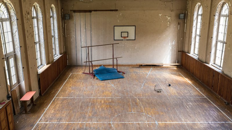 Eine alte ungenutzte Turnhalle mit hohen Decken | Bild: stock.adobe.com/Tilo Grellmann Eine alte ungenutzte Turnhalle mit hohen Decken