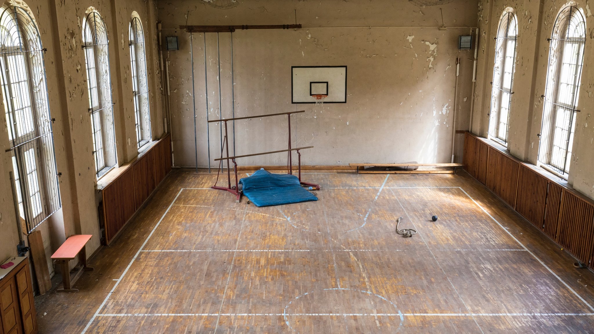 Eine alte ungenutzte Turnhalle mit hohen Decken